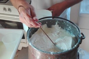 Ricotta-Cheese-Preparation7979742