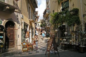 Taormina-time-at-leisure-shopping-in-corso-umberto