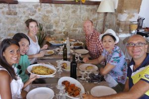 lunch-in-farmhouse